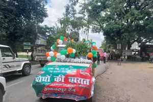 वृक्षारोपण अभियान के तहत निकाली गई पौधों की बारात 