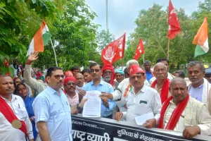 राष्ट्रव्यापी हड़ताल को लेकर कम्युनिस्ट पार्टियों सहित विभिन्न संगठनों ने  निकाला कलेक्ट्रेट तक जुलूस , किया जोरदार प्रदर्शन।