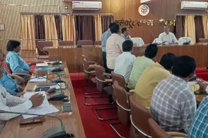 जिलाधिकारी ने की चकबंदी विभाग की मासिक समीक्षा बैठक ,समयबद्ध निस्तारण पर जोर