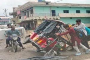 अनपरा-शक्तिनगर मार्ग पर भीषण सड़क हादसा टोटो पलटा, एक महिला सहित चार घायल जर्जर सड़कों पर फूटा जनता का गुस्सा