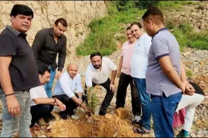 सोनभद्र के डाला में एक पेड़ मां के नाम अभियान श्री महादेव इंटरप्राइजेज ने किया 3000 पौधों का रोपण