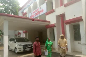 सोनभद्र दबंगों से परेशान महिला ने एडीएम और एसपी से लगाई गुहार, मिली कार्रवाई की आश्वासन