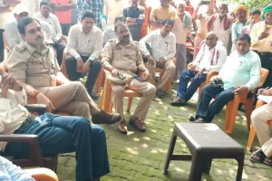 भैसवार में चकबन्दी प्रक्रिया का विरोध प्रदर्शन के परिपेक्ष में उप जिलाधिकारी घोरावल सहित  क्षेत्राधिकारी घोरावल एस0ओ0सी0 चकबन्दी ने विरोध/प्रदर्शन करने वाले व्यक्तियों से किया सीधा संवाद