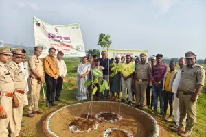 ओबरा वन प्रभाग द्वारा त्रिवेणी वन की स्थापना ,पर्यावरण संरक्षण की दिशा में महत्वपूर्ण कदम