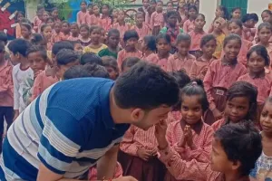होटल संचालक शिवम मिश्रा ने स्कूली बच्चों संग मनाया 30वां जन्मदिन, दिया सेवा का संदेश