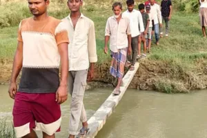 भांभर नाले के कटान से बंद हो गया गांव का रास्ता