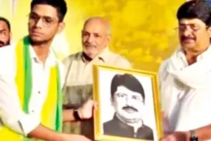 टूण्डला नगर के छात्र ने राजा भैया को उनका स्क्रैच बनाकर भेंट किया