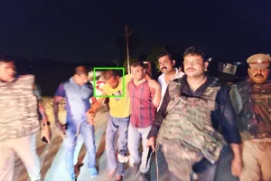 पुलिस मुठभेड़ में 25 हजार का इनामी ,शातिर चोर के पैर में लगी गोली गिरफ्तार