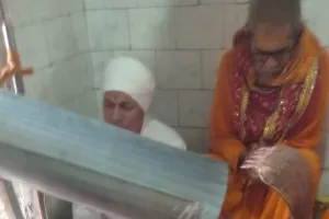 रामगढ़ कसारी भिखारी बाबा आश्रम स्थित शिव मंदिर में शिव शक्ति महिला मंडल की अध्यक्ष ने की रुद्राभिषेक पूजन