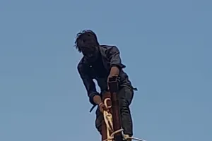 जिले में मौत को दावत  दे रहे हैं  बिजली विभाग के  संविदा श्रमिक ,सुरक्षा उपकरण नदारत