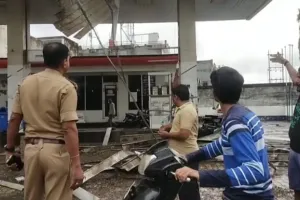 ओबरा में सुभाष पेट्रोल पंप का छत गिरा, बड़ा हादसा टला