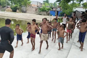 बाढ़ प्रभावित क्षेत्रों में बच्चों को सुरक्षित तैराकी का दिया गया प्रशिक्षण