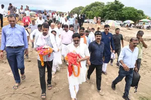 पूर्व कुलपति , निशीथ राय की अस्थियां संगम में विसर्जित।