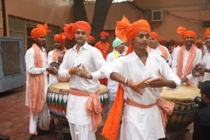 बांसुरी की धुन तो कहीं ढोल नगाड़ों की आवाज से गूंजी कन्हैया की नगरी