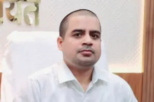 सावन में बरस रहे हैं 