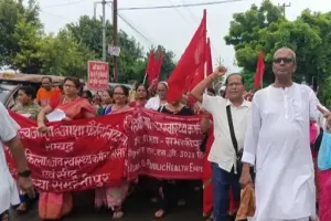 समस्तीपुर में स्वास्थ्य कर्मचारियों ने निकाला जुलूस, सिविल सर्जन कार्यालय का किया घेराव