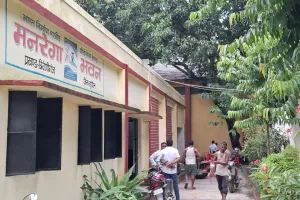 भाड़ में  जाये दुनिया अधिकारी बजाए हारमोनिया