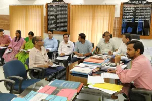 डीएम की अध्यक्षता में जिला स्तरीय पदाधिकारियों के साथ साप्ताहिक कार्य संस्कृति पर महत्वपूर्ण बैठक आयोजित