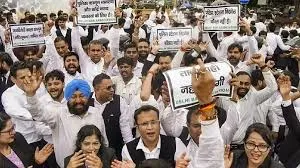 दिल्ली के वकीलों की हड़ताल के आगे झुकी सरकार, LG का आदेश टला