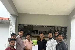 राजकीय महाविद्यालय दुद्धी में 33 प्रतिशत सीट बढ़ाने की मांग को लेकर छात्र नेताओं ने प्राचार्य को सौंपा ज्ञापन