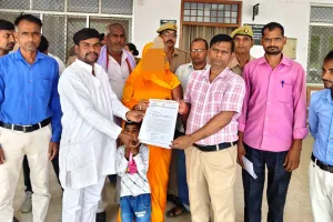 दुष्कर्म के बाद वीडियो वायरल करने की धमकी, अधिकारियों को सौंपा ज्ञापन