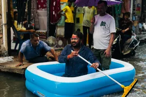 बारिश ने खोली नगर पंचायत की पोल दुकानदारों ने नाव चला कर जताया विरोध