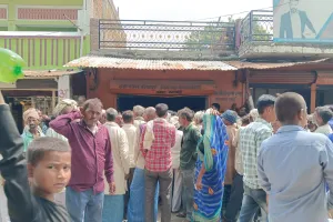 जिले में युरिया खाद के लिए हो रही मारा मारी किसानो की लाइन कम होने की नाम नही ले रही