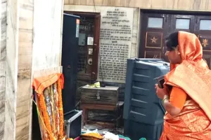 रेणुकूट के राधा-कृष्ण मंदिर में अखंड हरि कीर्तन में शामिल हुईं पूर्व चेयरमैन निशा बबलू सिंह