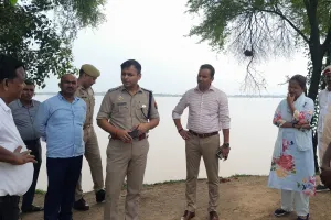 जिलाधिकारी व पुलिस अधीक्षक ने तहसील औराई के बाढ़ प्रभावित क्षेत्रों/गांवो व बाढ़ चौकियों का किया निरीक्षण