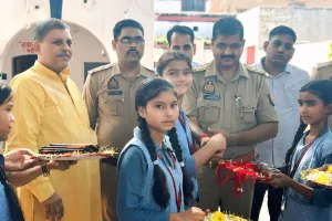 सरस्वती शिशु मन्दिर विद्यालय की छात्राओ ने स्थानीय थाने में थानाध्यक्ष व वहां उपस्थित पुलिस स्टाफ को रक्षा सूत्र बाँधे