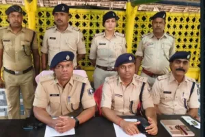 #स्वतन्त्र प्रभात  ब्रेकिंग-:  काम न आई चतुराई कंटेनर ट्रक में छुपा रखा  शराब जब्त : Add Your Title