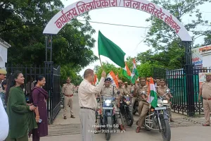 सोनभद्र में भव्य तिरंगा बाइक रैली, डीएम ने की सम्मानपूर्वक ध्वजारोहण की अपील