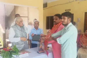 कोन में डिजिटल साथी फाउंडेशन ने किया  मेधावी छात्रों को  सम्मानित, टैबलेट से मिलेगी ऑनलाइन  तैयारी में मदद