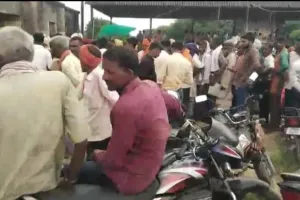 कोन ब्लॉक में  खाद नदारत, किसानों में भारी आक्रोश