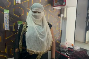  तीन बच्चों को लेकर दर दर भटकती सुमन देवी की न तो समाज सुन रहा है न ही अधिकारी।