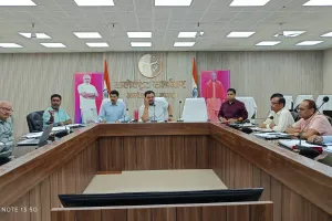 जिलाधिकारी ने किया विकास एवं जनकल्याणकारी योजनाओं की समीक्षा