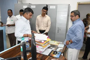 जिलाधिकारी ने विकास भवन का किया औचक निरीक्षण।