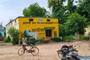 यूरिया वितरण में अनियमितता बरतने पर सचिव नीलम के खिलाफ अभियोग दर्ज