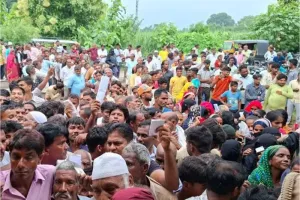 यूरिया खाद के लिए हाहाकार: लंबी कतारें, बेहोश किसान और सरकार के दावे