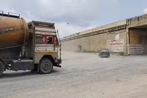 सोनभद्र, ओबरा स्टेट हाईवे अपने बदहाली पर आँसू बहा  रहा है,  लोगों ने किया टोल शुल्क वृद्धि का विरोधाभास