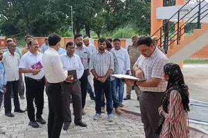 जिलाधिकारी ने जल निगम मिशन कार्यों का किया निरीक्षण, ग्रामीणों से ली जलापूर्ति की जानकारी