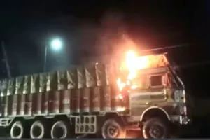 सोनभद्र में टला बड़ा हादसा, पर बेतरतीब खड़े ट्रकों की समस्या फिर आई सामने   ​