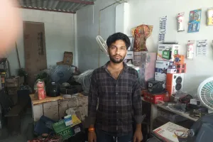 गोरखपुर के गोलाबाजार में मौर्या इलेक्ट्रॉनिक्स दुकान में सेंधमारी, 14,000 रुपये का सामान चोरी