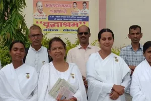 ब्रह्मकुमारी बहनों ने जिला चिकित्सालय में मरीजों की कलाइयों में बाँधा स्वास्थ्य रक्षा सूत्र