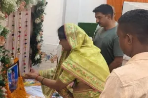 रेणुकूट में पूर्व नगर पंचायत अध्यक्षा निशा सिंह ने सतीश चौरसिया को दी श्रद्धांजलि