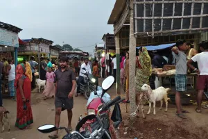 सावन खत्म, मांसाहारी बाजार में उमड़ी भीड़ – ऊंचे दाम और कम वजन से ग्राहक नाराज़