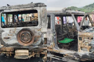 कोटा में कनहर नदी पुल पर  बोलेरो में लगी आग, वाहन जलकर हुआ खाक