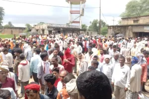 सहकारी समिति कचनरवा में खाद लेने के लिए उमड़ी भीड़, नहीं  हो सका खाद वितरण