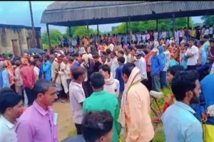 कचनरवा लैम्पस पर यूरिया  वितरण में भारी अनियमितता , किसानों को  नहीं मिली राहत