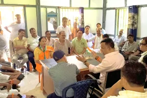 असम-माला के सड़क और दुर्गा पूजा से पहले सिंगला नदी के आरसीसी पुल के कार्य की स्थिति सुधार के लिए दुल्लभछड़ा में विधायक की महत्वपूर्ण बैठक।